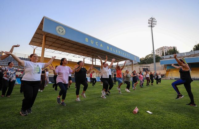 Buca’da kadınlar için spor buluşması! Zumba ve pilates dersleri Arena Stadı’na taşındı