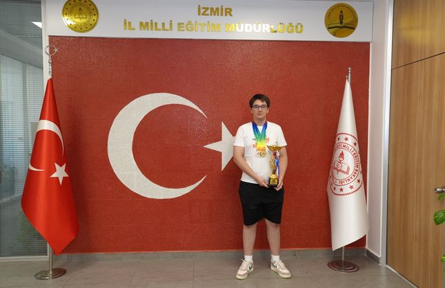 İzmirli öğrenciden Singapur’da dünya ikinciliği!