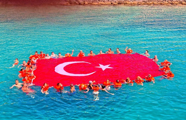 Çeşme’de kadınlar Zafer Bayramı’nı denizde kutladı: Türk bayrağını dalgaların üzerinde açtılar