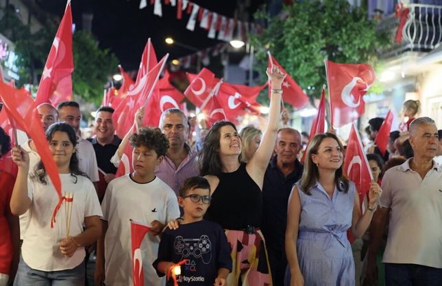 Çeşme’de 30 Ağustos coşkusu: Binlerce kişi fener alayında buluştu