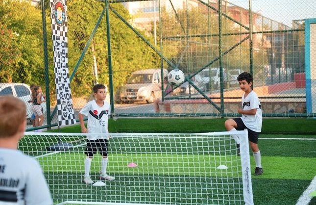 Sahalar yenilendi: Çeşme'nin mahallelerinde spor şenliği başladı