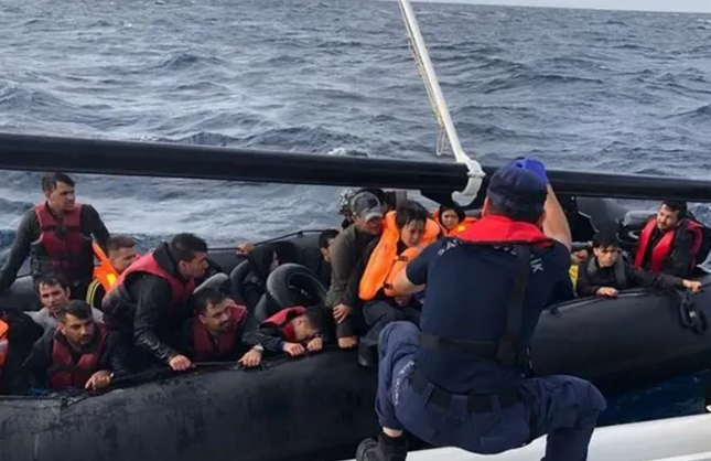 İzmir açıklarında 4'ü çocuk 73 düzensiz göçmen yakalandı