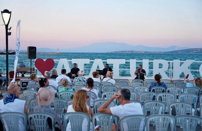 Çeşme’de yenilenen Çiftlikköy Sahili’nde ilk etkinlik: Gün Batımı Konserleri başlıyor