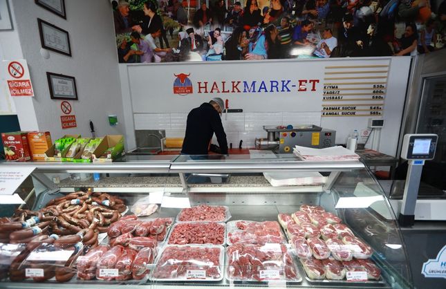 Efes Selçuk’ta Halk Mark-Et’e yoğun ilgi: Uygun fiyatlı gıda için dayanışma sürüyor
