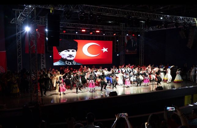 Balçova’da 30 Ağustos coşkusu dünya danslarıyla renklendi
