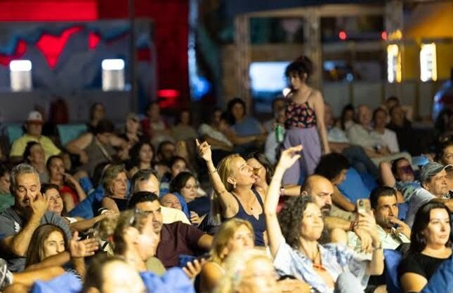 Bayraklı Sahili’nde yaz akşamları müzikle buluşacak: Çim Konserleri başlıyor