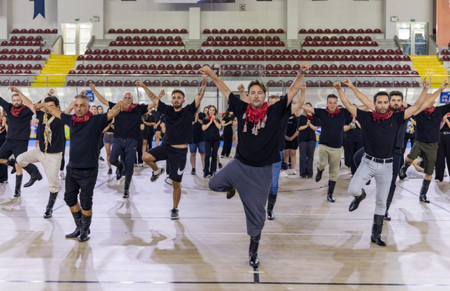 İzmir Büyükşehir'in zeybek kursları 500 kişilik aileye dönüştü