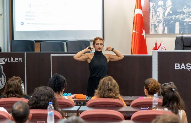Karşıyaka Belediyesi'nden personele 'daha sağlıklı çalışma' semineri