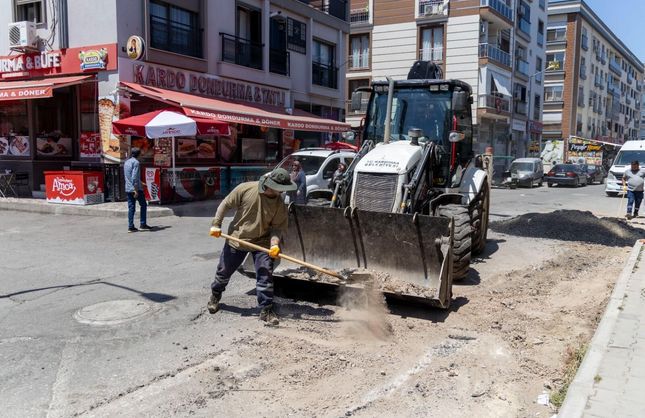 Karşıyaka'da asfalt ve parke onarımları aralıksız sürüyor