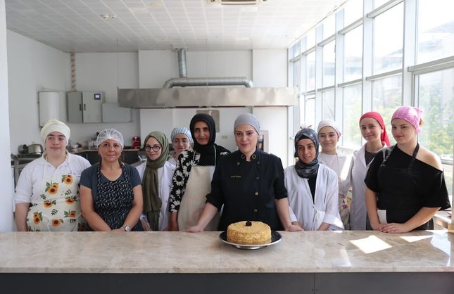 Konak’ın en “tatlı” kursu büyük ilgi gördü: Kadınlar pastacılıkla mesleğe hazırlanıyor