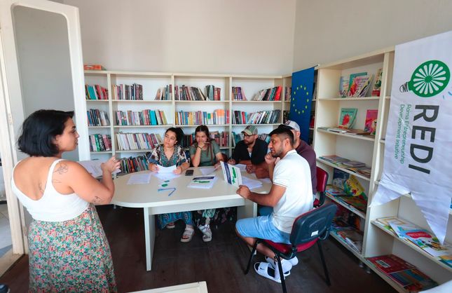 Konak’ta Roman gençlere kariyer desteği: CV hazırlama eğitimi verildi