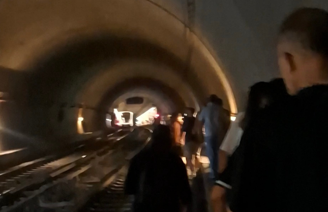 İzmir’de metro arızası: Yolcular nefessiz kaldı, raylarda yürüdü