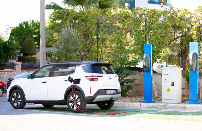 İzmir’de öncü oldu: Narlıdere’nin elektrikli şarj istasyonlarına yoğun ilgi
