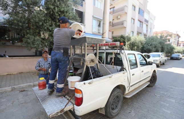 Efes Selçuk’ta salça hazırlığı ailece yapılıyor: Belediye makineyle destek oluyor