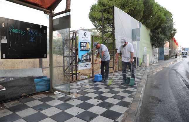 Menderes güne temizlikle başladı