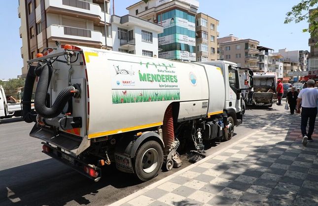 Menderes'te temizlik seferberliği başladı: Caddeler köşe bucak temizleniyor