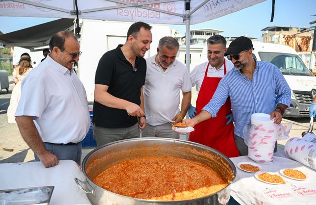 Bornova’nın kent bostanında ilk ürünler sofraya geldi