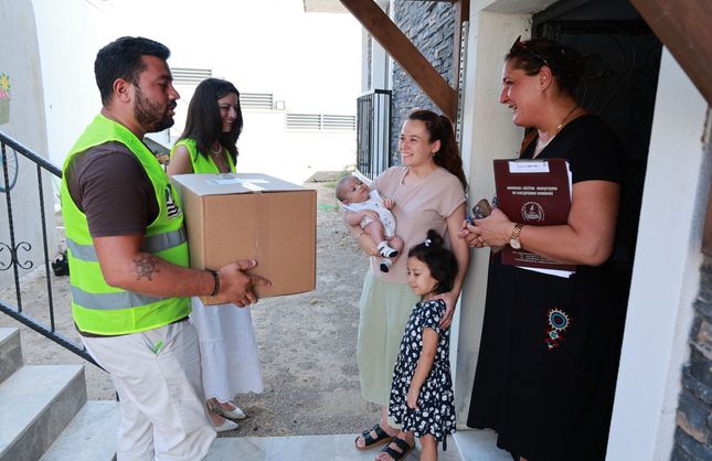 Foça’da yeni doğan bebeklere “Hoş Geldin Bebek Paketi” desteği