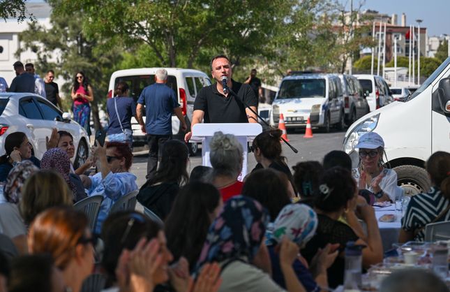 Bornova’da Kent Bostanı bereketi: Üretici kadınlar menemen şenliğinde buluştu