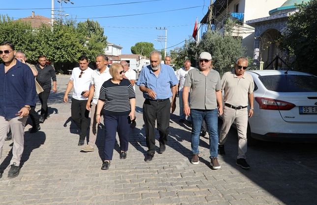 Menderes’te Başkan Vekili Şen’den hafta sonu mesaisi: Mahalleleri gezdi, talepleri dinledi