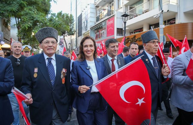 Karşıyaka’da gazilere saygı yürüyüşü: Vatan kahramanları anıldı