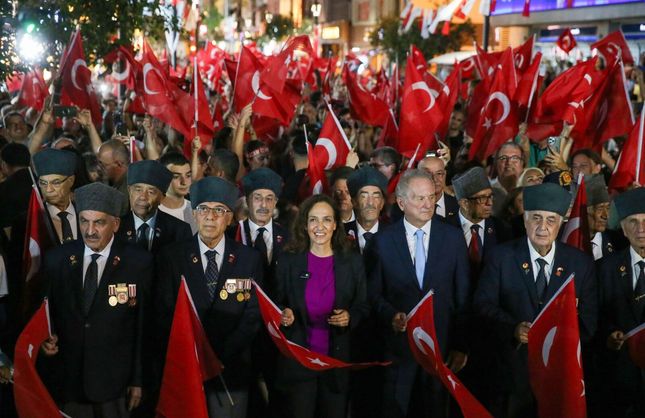 Karşıyaka’da 9 Eylül coşkusu: Sokaklar kırmızı beyaza büründü