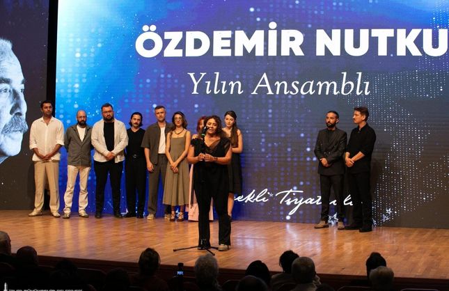 İzmir Şehir Tiyatroları’na Özdemir Nutku Ödülleri’nde 4 ödül