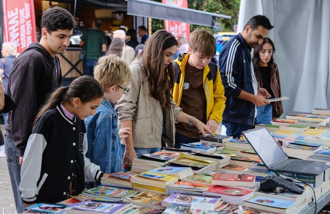 İZKİTAP’ta son gün yoğunluğu: Yağmura rağmen İzmirliler Kültürpark’a akın etti