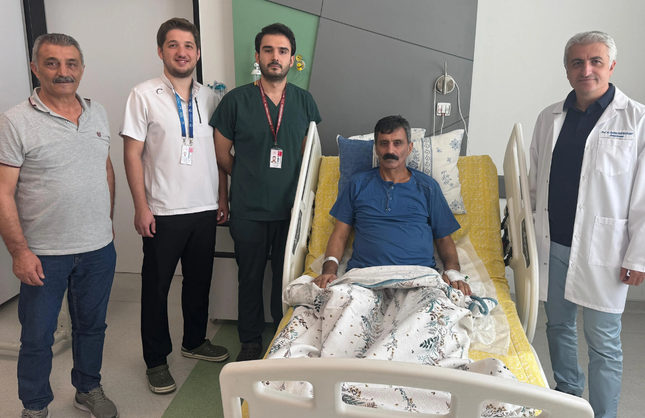İzmir’de 57 yaşındaki hastanın böbreğinden 2,5 kiloluk kitle çıkarıldı