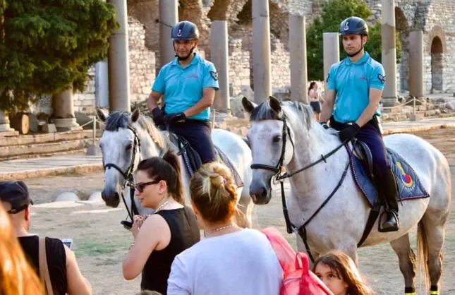 Atlı jandarmalar İzmir’in 12 ilçesinde devriyede