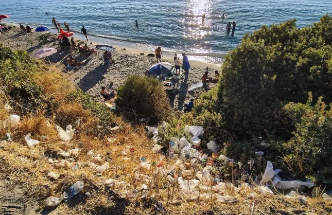 İzmir’de cennet koy çöplüğe döndü: Tatilciler uyarıları hiçe saydı