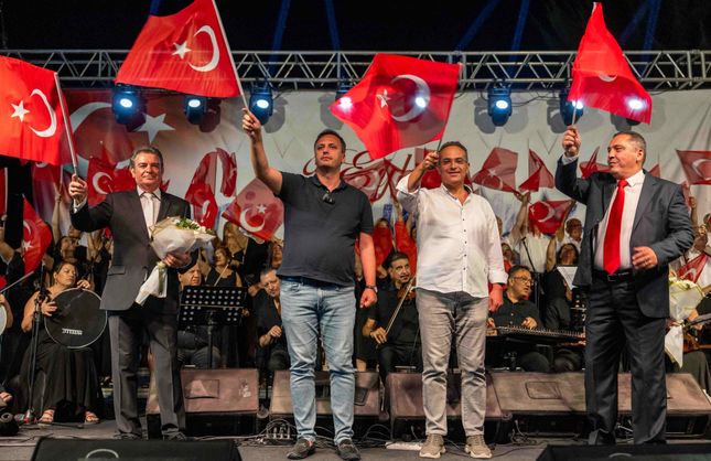 Bornova’da 9 Eylül coşkusu: Atatürk’ün sevdiği şarkılarla kutlandı