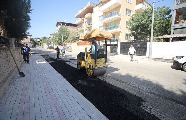 Menderes Belediyesi’nde asfalt seferberliği: 2 haftada 1500 metrekare yol yenilendi