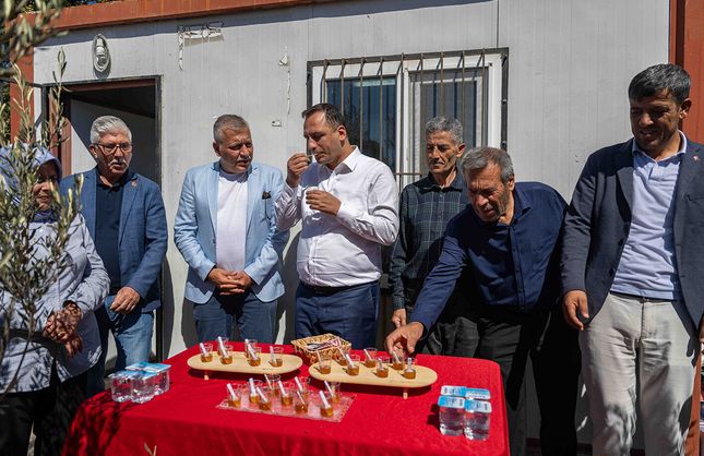 Bornova’da kovandan çıkan ballar ihtiyaç sahipleri için kavanozlandı