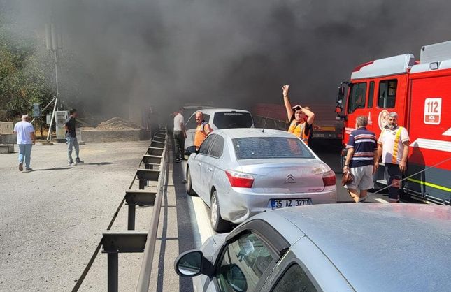 Bayraklı Tünelleri’nde çıkan yangın kısa sürede kontrol altına alındı: Tır kullanılamaz hale geldi!