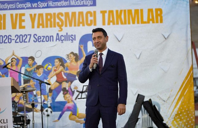 Bayraklı'da spor sezonu açıldı: 22 branşta binlerce sporcu sahaya çıktı