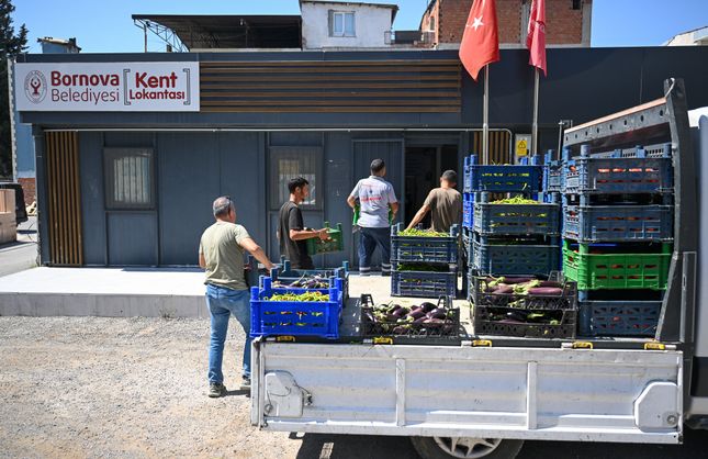 Bornova’da 20 dönümlük tarla dayanışmanın merkezine dönüştü