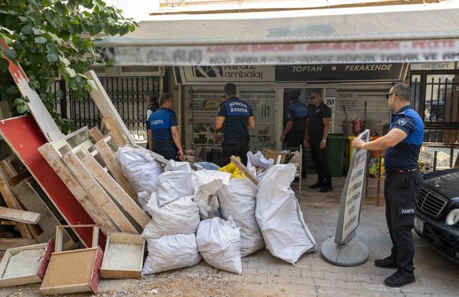 Bornova'da kaldırımlar için harekete geçildi: Tabela, bayrak ve flamalar kaldırıldı
