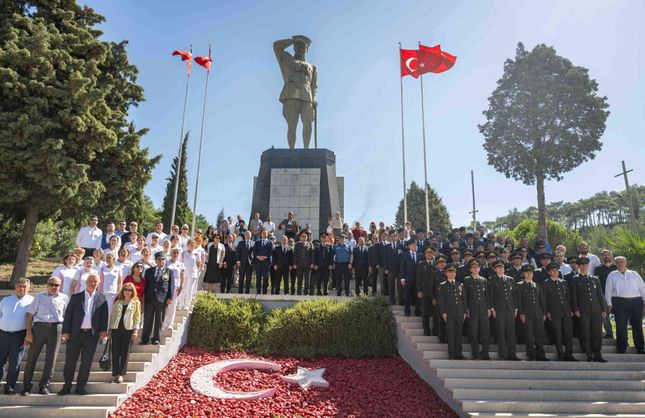 Bornova’da kurtuluşun 104. yılına görkemli kutlama