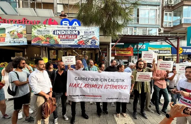 İzmir'de Carrefour çalışanları haklarını istiyor