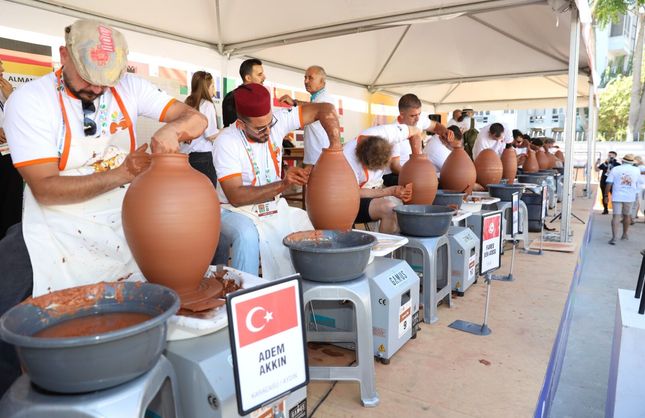 45 ülke Menemen’de buluştu: Çömlek Festivali’nde ikinci gün renkli görüntülere sahne oldu