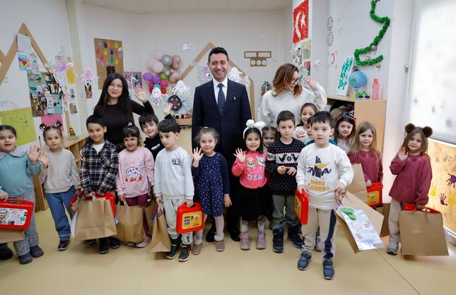 Bayraklı Belediyesi’nden öğrencilere anaokulundan üniversiteye eğitim desteği