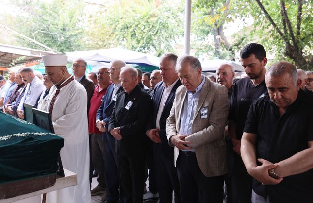 Gazeteci Ahmet Çipli Urla’da son yolculuğuna uğurlandı