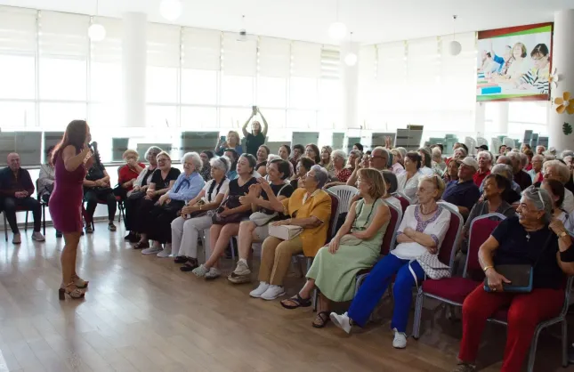 Karşıyaka’da Alzheimer’a dikkat çeken panel: Uzmanlar hastalığı tüm yönleriyle anlattı