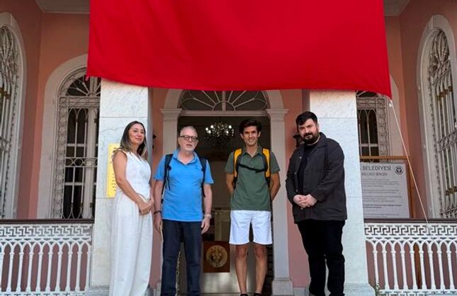 Buca’da yıllar sonra duygulandıran buluşma: Atalarının köşküne 4 kuşak sonra geldi
