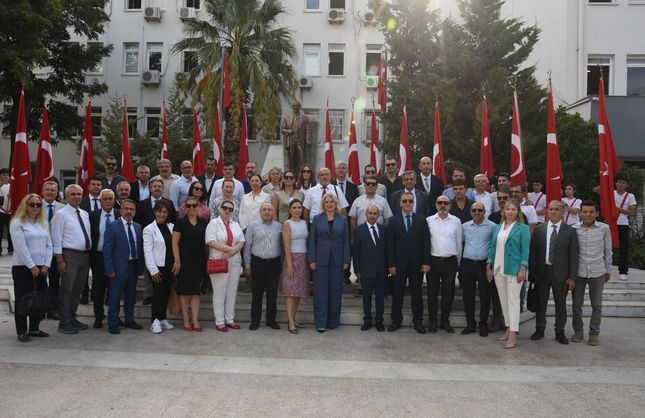 Karşıyaka’da İlköğretim Haftası kutlamaları: Çocuklar sahne aldı, protokol alkışladı