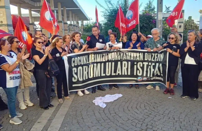 İzmir’de öğretmenlerden Turgutlu’daki saldırıya tepki: Önlüklerini yere bıraktılar