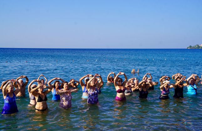 Seferihisar’da Dünya Barış Günü’ne denizde pilatesle başladılar
