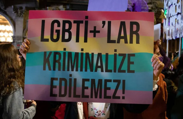 İzmir’de LGBTİ+ operasyonu: “Sanal devriye” iddiası gündemde