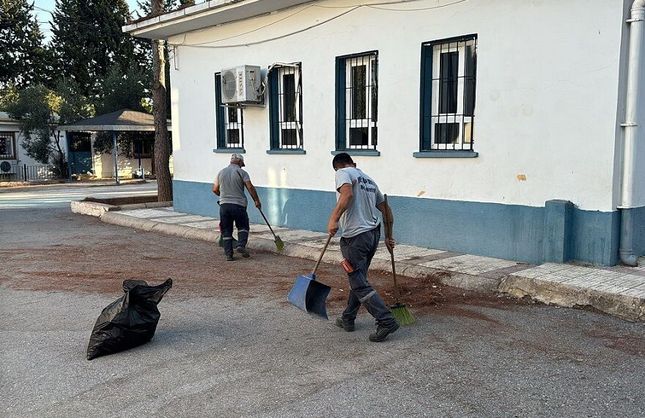 Menderes Belediyesi'nden temizlik seferberliği: Okullar yeni döneme hazırlanıyor